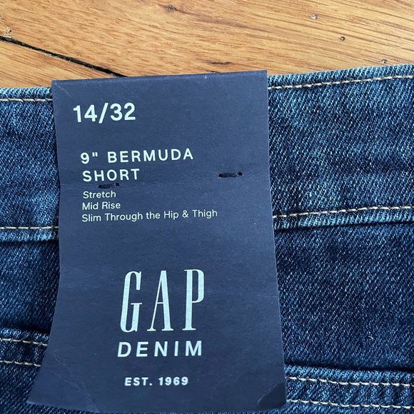 Gap denim 9 inch Bermuda shorts stretch, mid rise slim through the hip and thigh - Picture 2 of 6